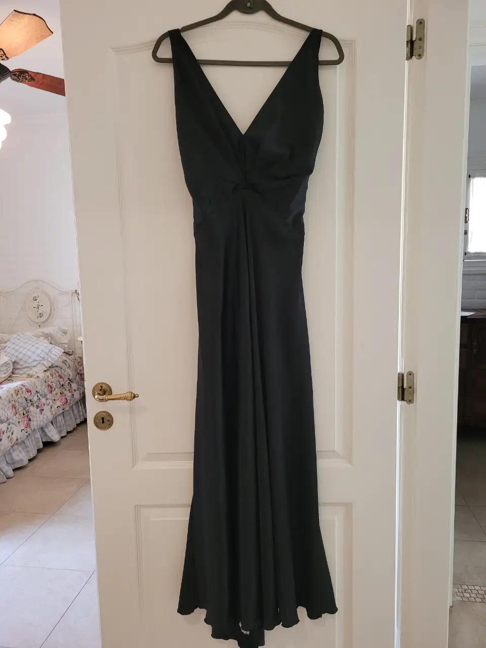 Vestido largo de fiesta negro, con escote en V y espalda descubierta. Ideal para eventos formales.