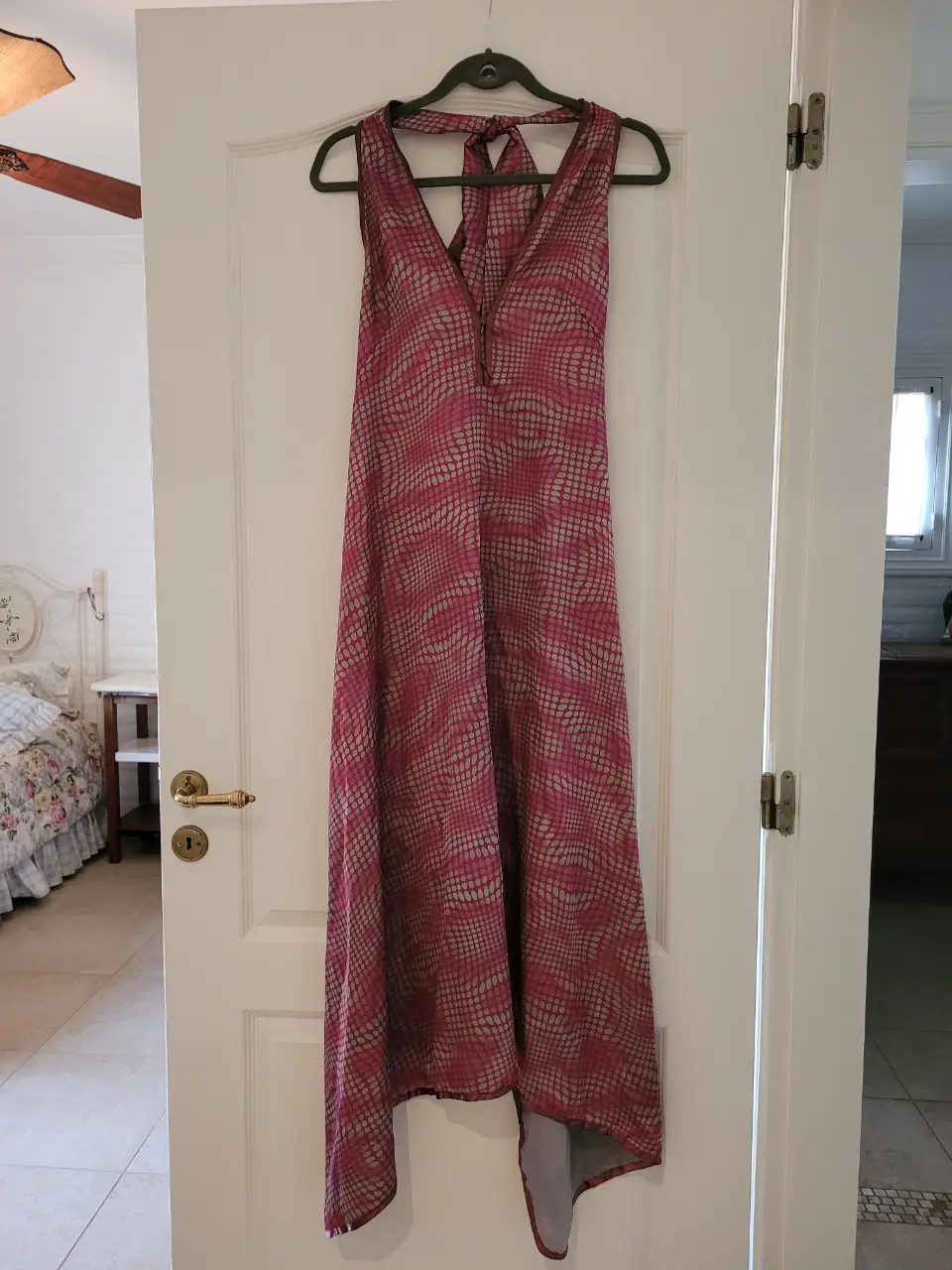 Vestido largo de mujer, con estampado de lunares y diseño halter. Ideal para eventos especiales o salidas.