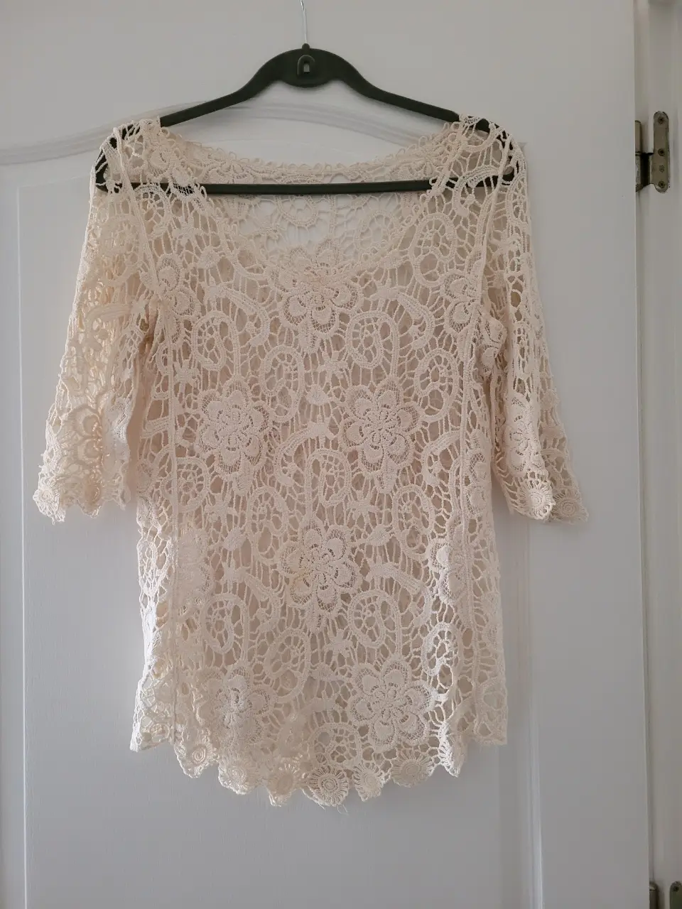 Blusa de encaje color crudo, ideal para un look bohemio y romántico. Perfecta para combinar con jeans o faldas.