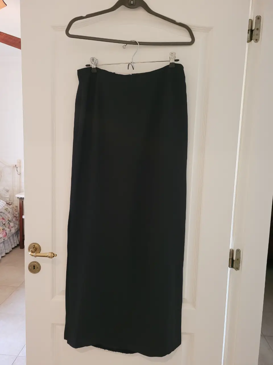 Pollera larga negra, con tajo lateral. Ideal para eventos formales o para un look elegante.