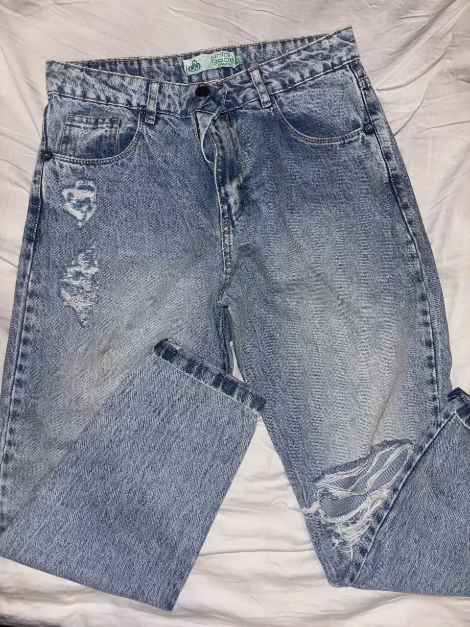 Jeans de mujer, tiro alto, con roturas en las rodillas. De la marca Union Good Jeans. Talle 33.