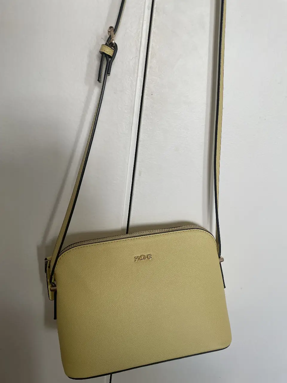 Bandolera amarilla de cuero, ideal para llevar lo esencial con estilo. Diseño simple y elegante, perfecta para un look casual o de salida.