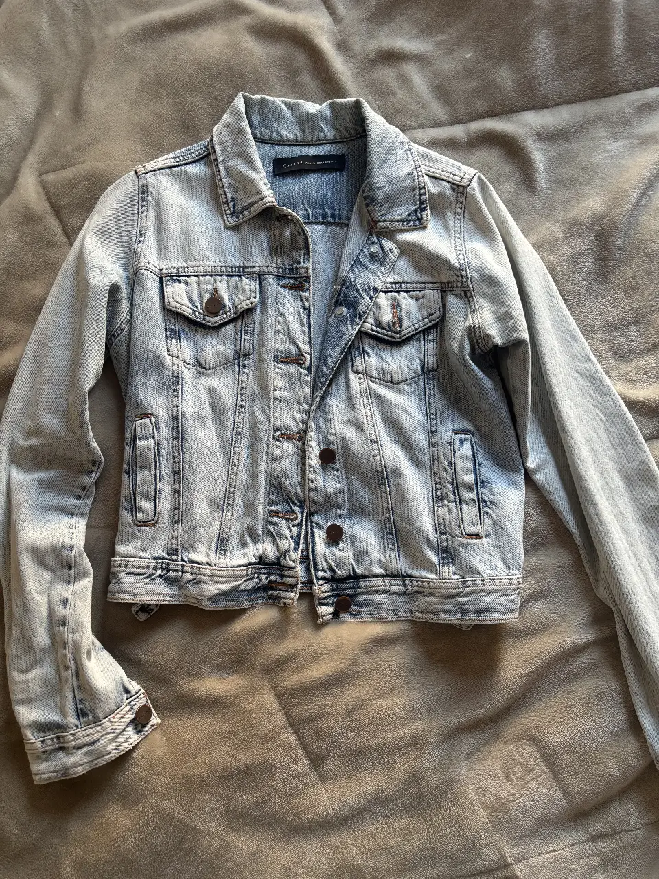 Campera de jean celeste, ideal para un look casual y canchero. Perfecta para usar en cualquier ocasión.