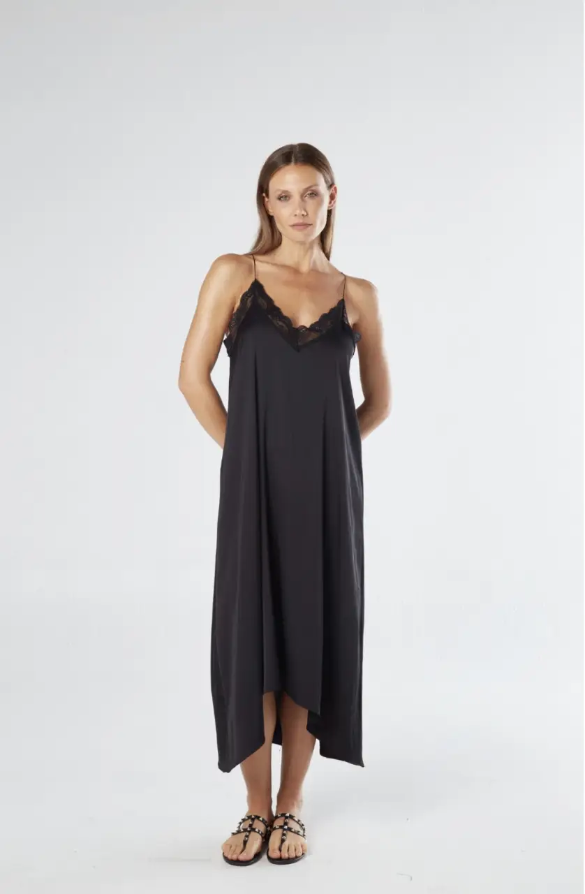 Vestido largo negro con detalles de encaje en el escote. Ideal para una salida elegante o una fiesta. VALENZA (marca)