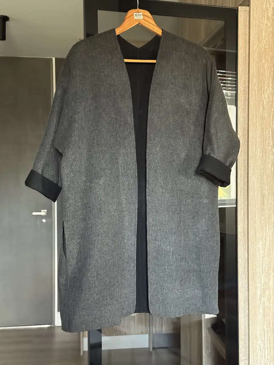 Cardigan largo reversible de paño, con mangas 3/4 y solapas. Ideal para un look casual y abrigado.