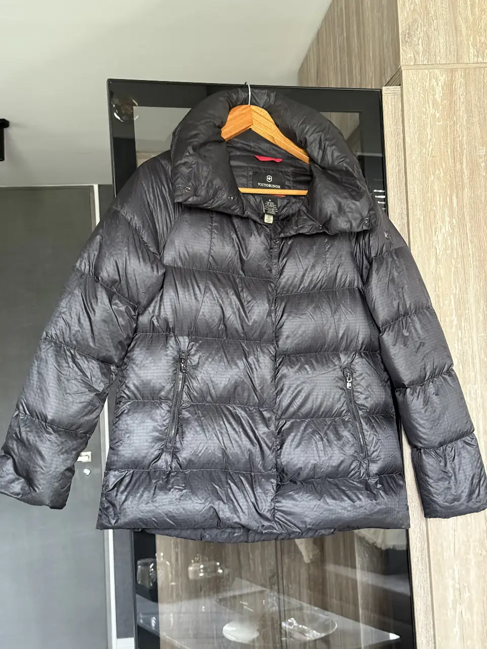 Campera de pluma negra Victorinox, talle S, con cierre y bolsillos. Ideal para el invierno.