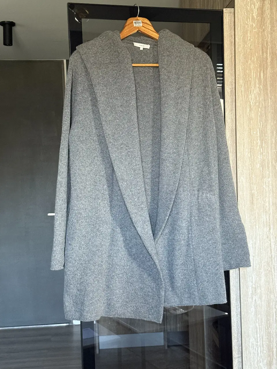 Cardigan de mujer Vince, color gris, con capucha y manga larga. Talle L. Ideal para un look casual y cómodo.