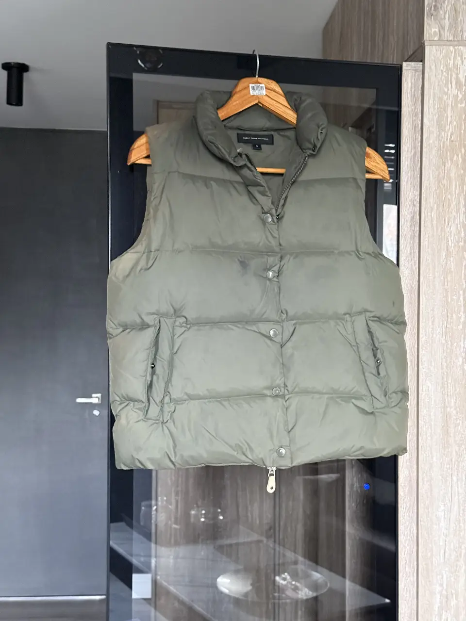 Chaleco acolchado verde oliva para hombre. Ideal para el invierno, con cierre y bolsillos. Perfecto para un look casual y abrigado.