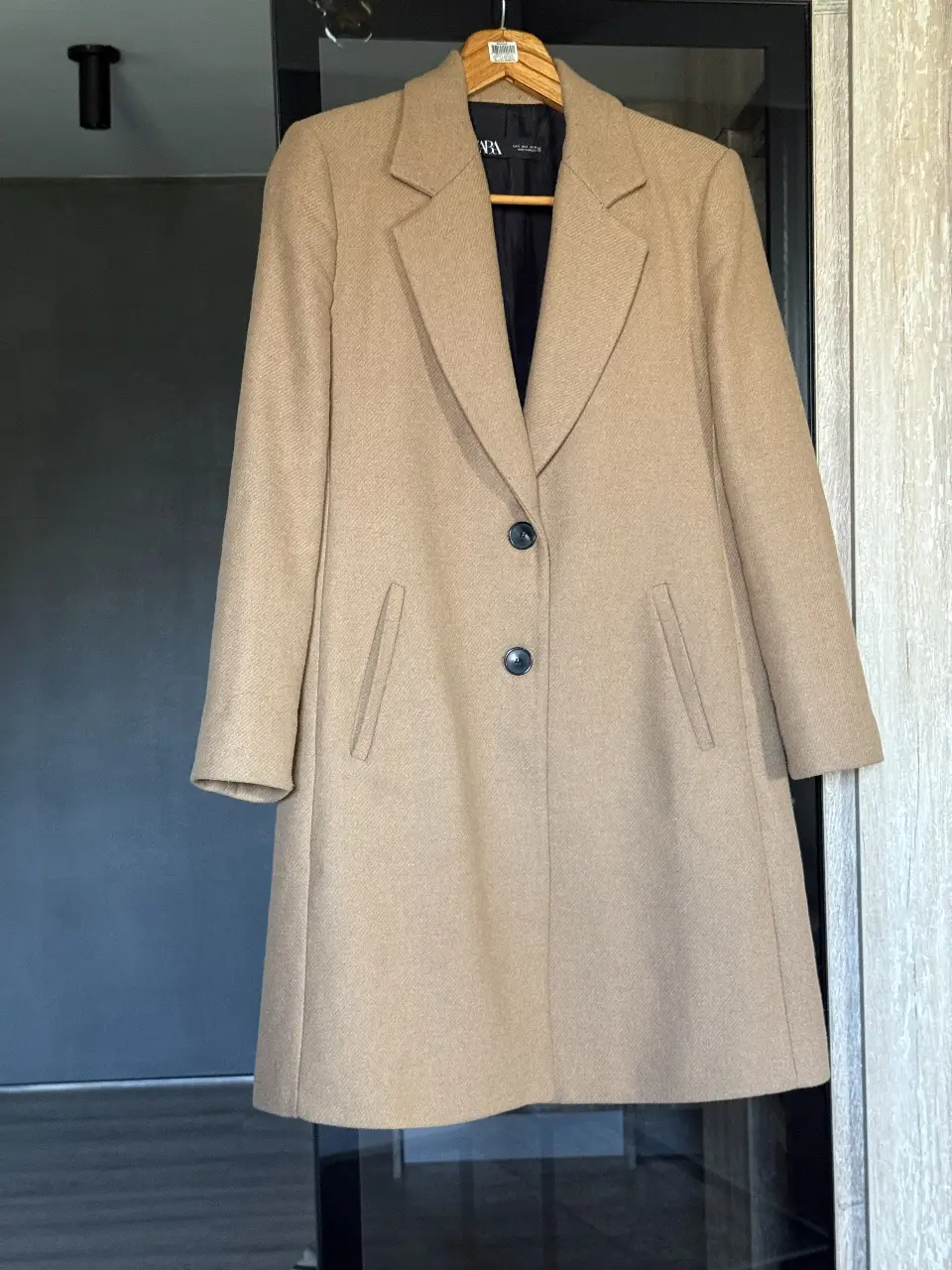 Sobretodo de mujer Zara, color camel, talle L. Ideal para el invierno, con un diseño elegante y atemporal. Perfecto para usar en el trabajo o en una salida casual.
