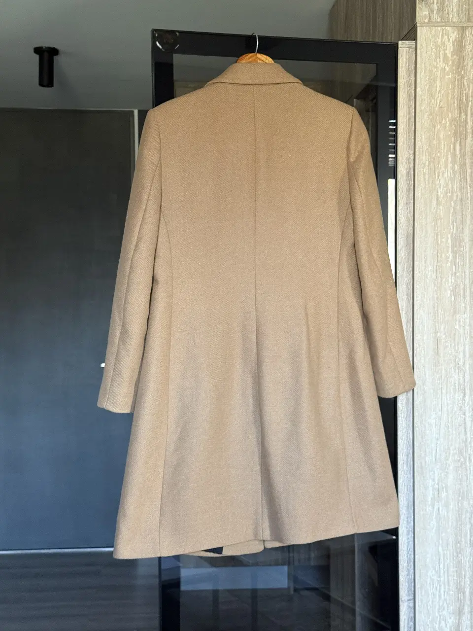 Sobretodo de mujer Zara, color crudo, talle L. Ideal para un look elegante y abrigado en invierno. Confeccionado en paño, este tapado presenta un diseño clásico con solapas y dos botones. Perfecto para combinar con diferentes outfits.