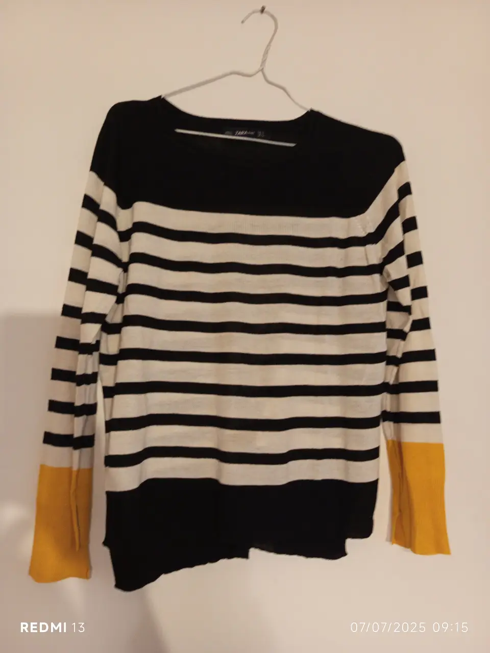 Sweater de mujer a rayas horizontales en blanco y negro, con detalles en amarillo en los puños. De la marca Zara Knit, ideal para un look casual y moderno.