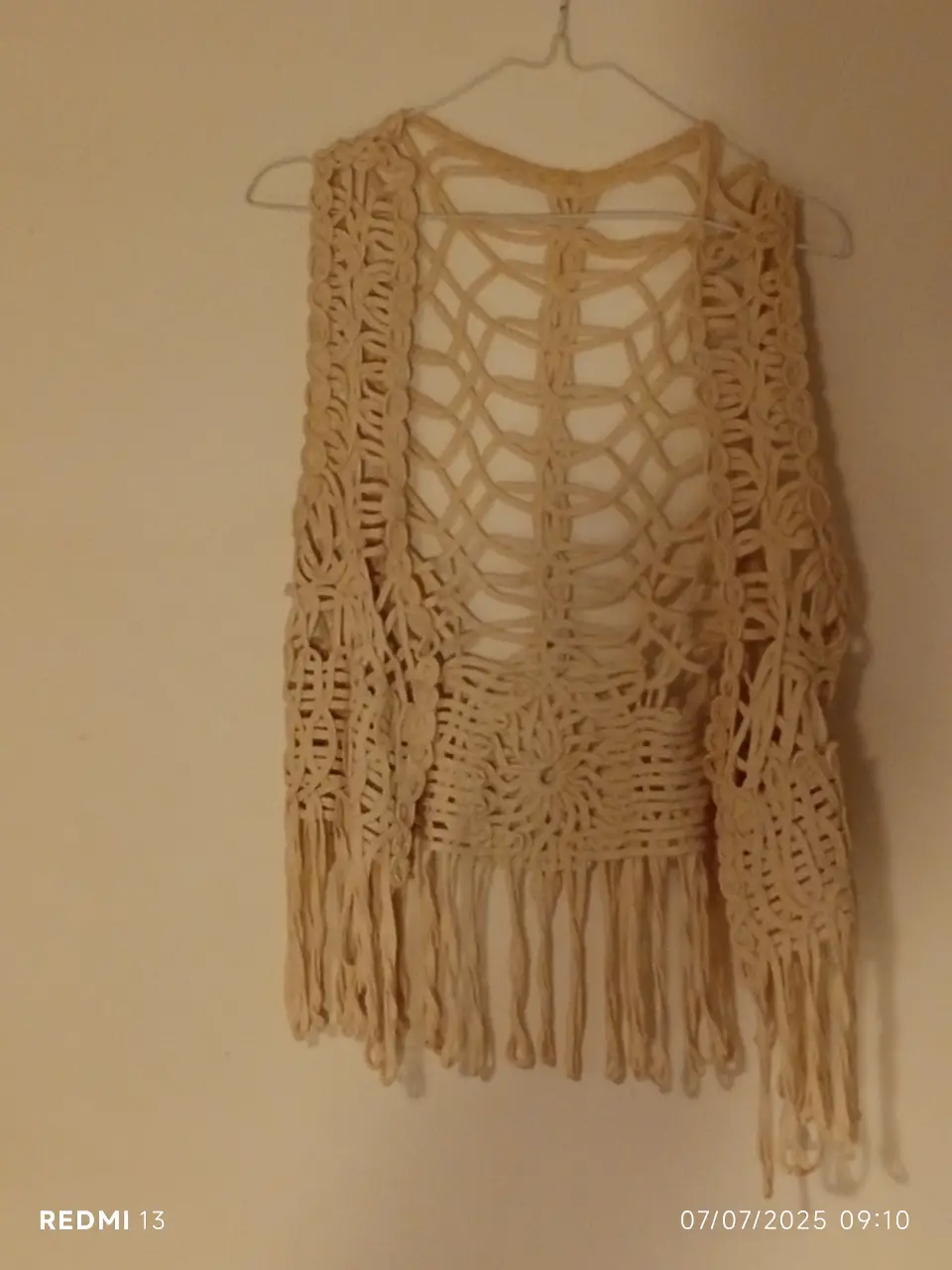 Chaleco tejido artesanal con flecos, estilo boho, ideal para looks casuales y de verano.