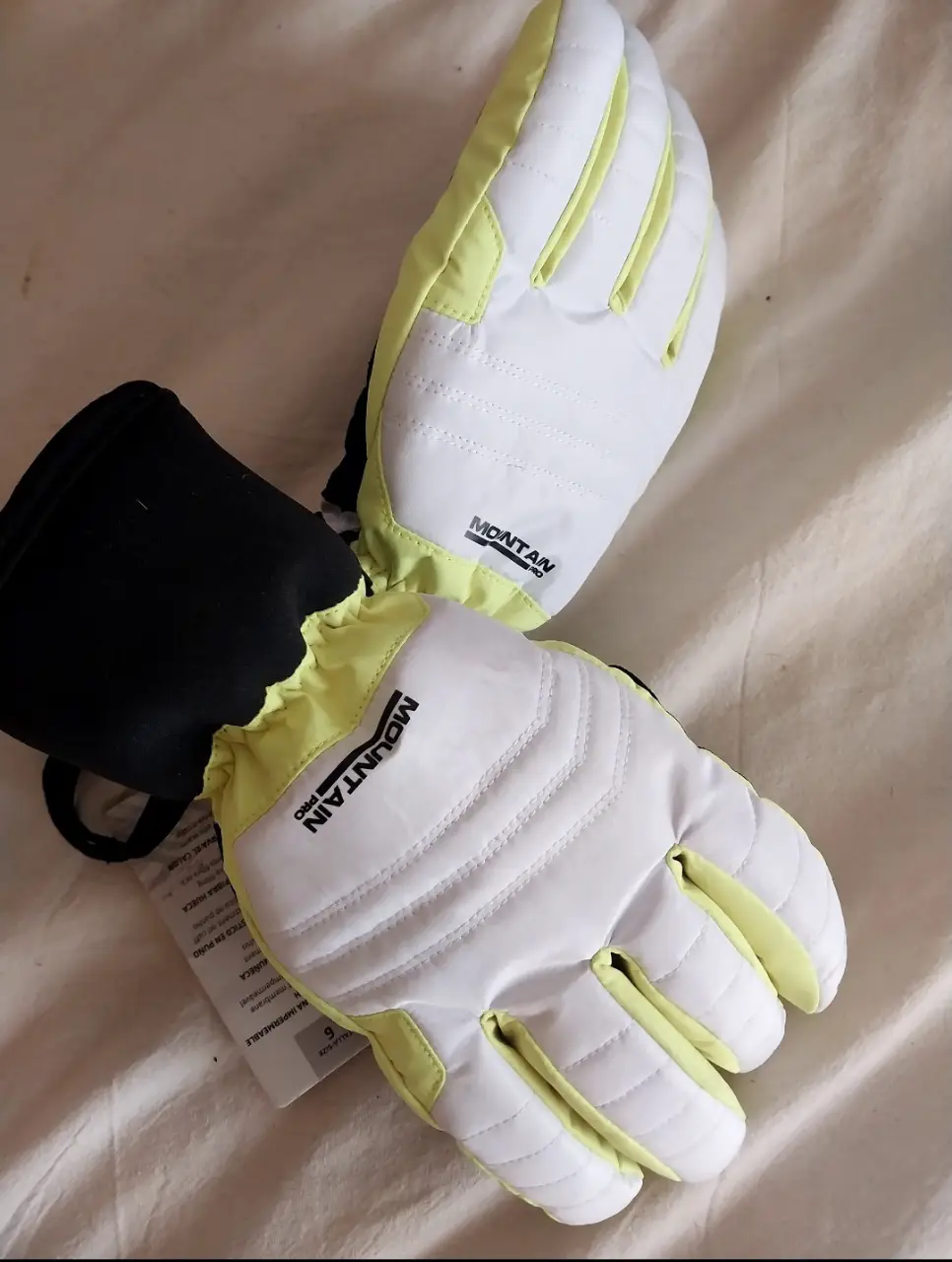 Guantes SKI Sin uso.Marca Mountain Pro, talle 6. Ajuste elástico en la muñeca y diseño impermeable.