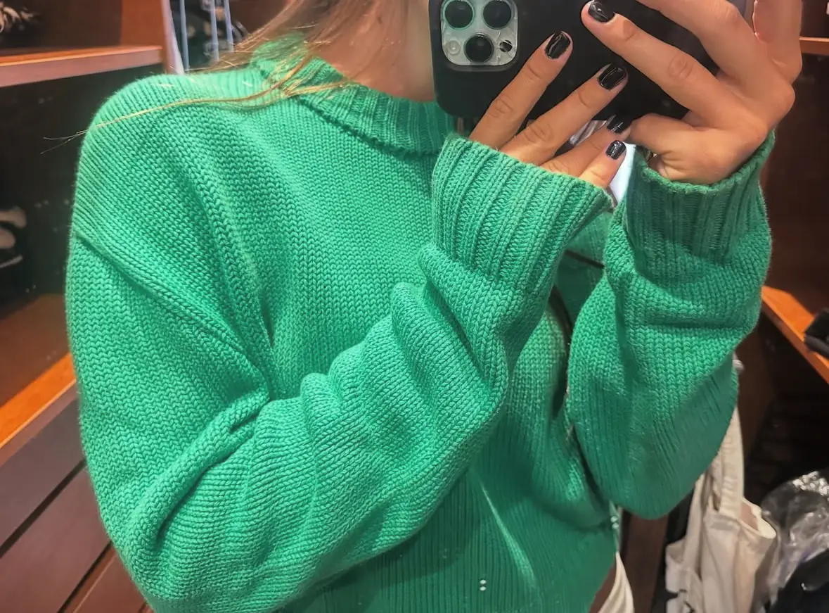Sweater de punto verde, ideal para un look casual y cómodo. Perfecto para el invierno.