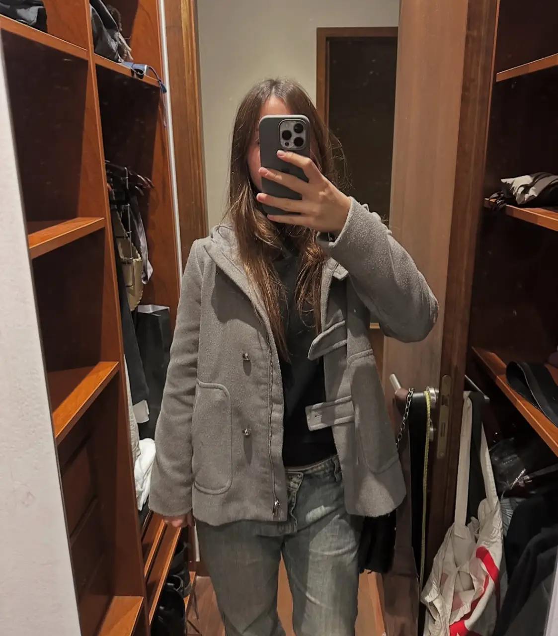 Campera gris con capucha y botones. Ideal para el invierno, estilo casual.