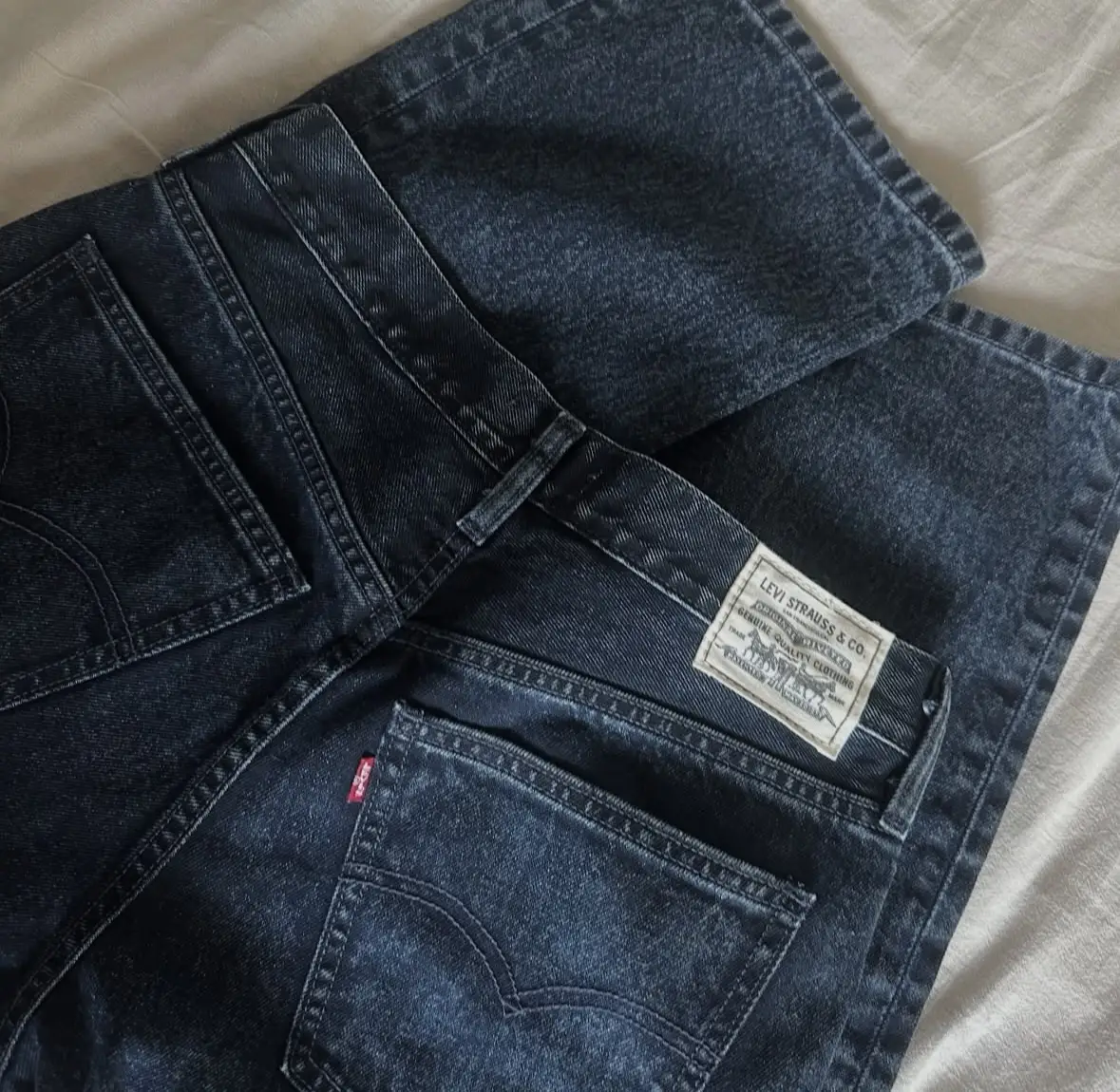 Jeans de mujer, modelo Midy Ankle Boot, color azul oscuro, talle 29. Levi's.