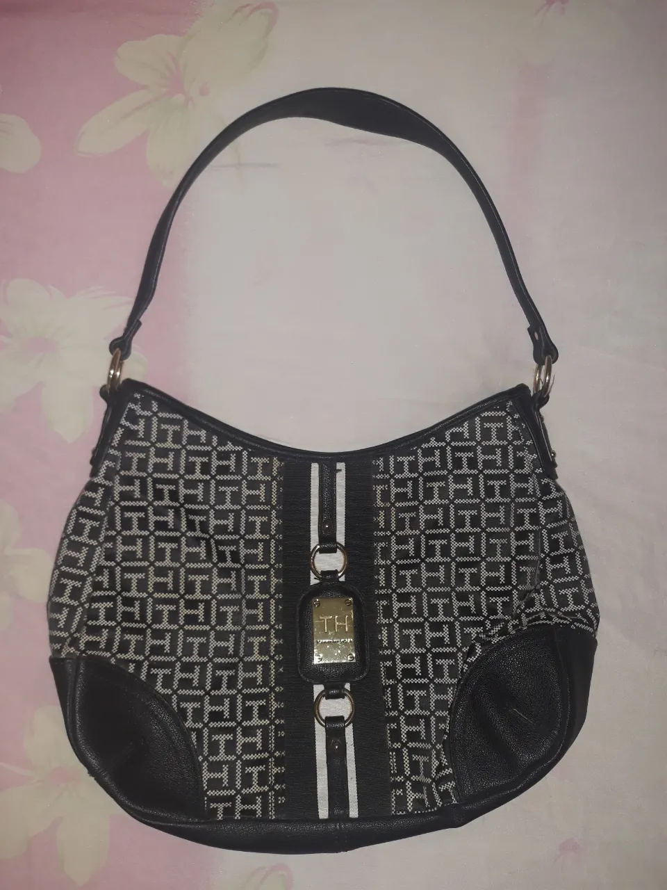 Cartera de hombro Tommy Hilfiger, con logo TH grabado en la parte frontal. 