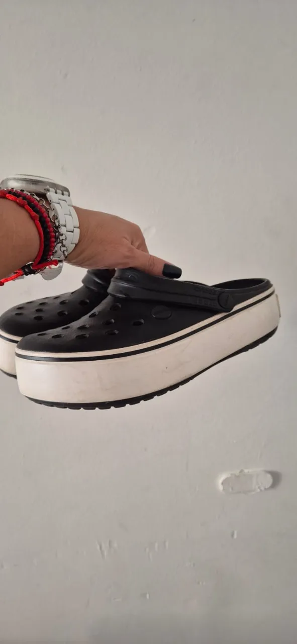 ¡Zuecos súper cómodos y cancheros! Perfectos para el día a día, con una plataforma que le da un toque moderno. Ideales para combinar con cualquier look.