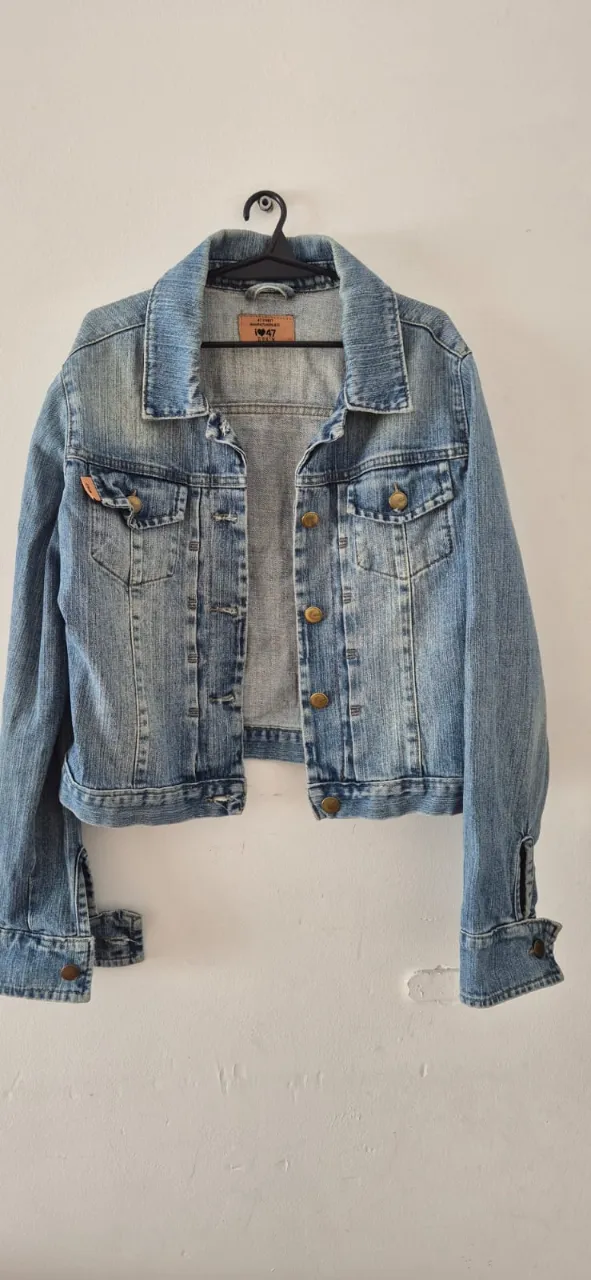 Campera de jean clásica, ideal para cualquier ocasión. Su diseño atemporal la convierte en un básico indispensable para tu guardarropa.