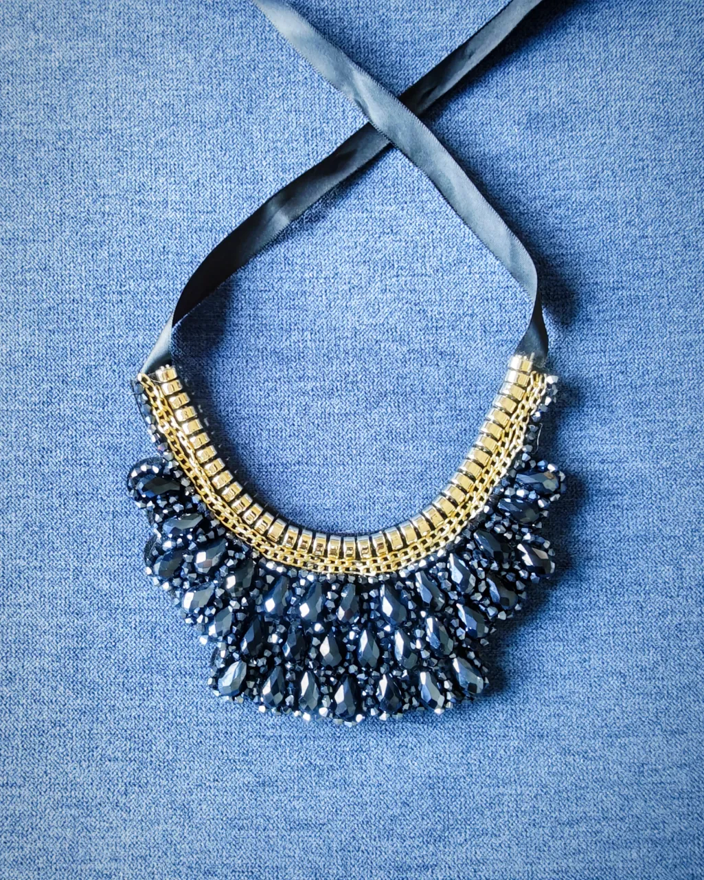 Collar de diseño artesanal con piedras negras y detalles dorados. Ideal para darle un toque elegante a cualquier look de fiesta o evento especial.