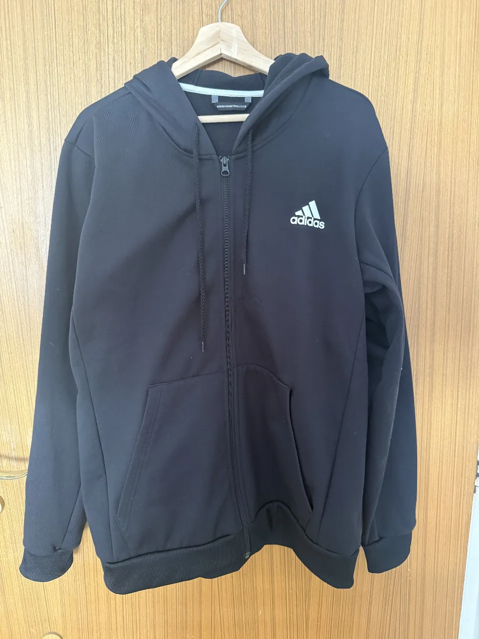 Campera con capucha y cierre completo, ideal para entrenamientos o uso diario. Diseño clásico con logo de la marca en el pecho y detalles sutiles en las mangas. Confeccionado en tela cómoda y transpirable.