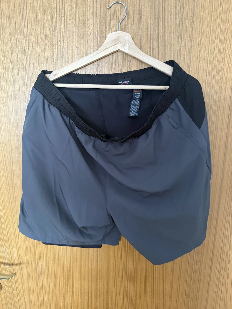 Shorts deportivos con calza de alta calidad, ideales para entrenar o para un look casual y cómodo. Diseño moderno con detalles en contraste y cintura elástica para un ajuste perfecto. Perfectos para tus actividades al aire libre o para estar en casa.