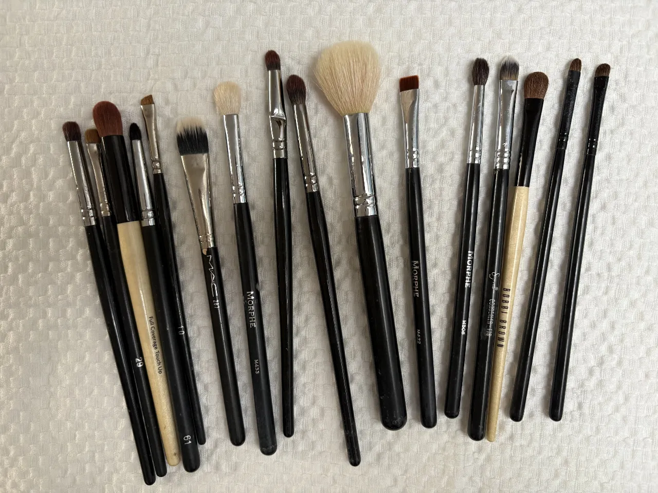 Set de brochas usadas de maquillaje profesional. Entre las marcas hay Mac, Morphe, Bobbi Brown, Sigma. Están en buen estado. Las cerdas están muy cuidadas.