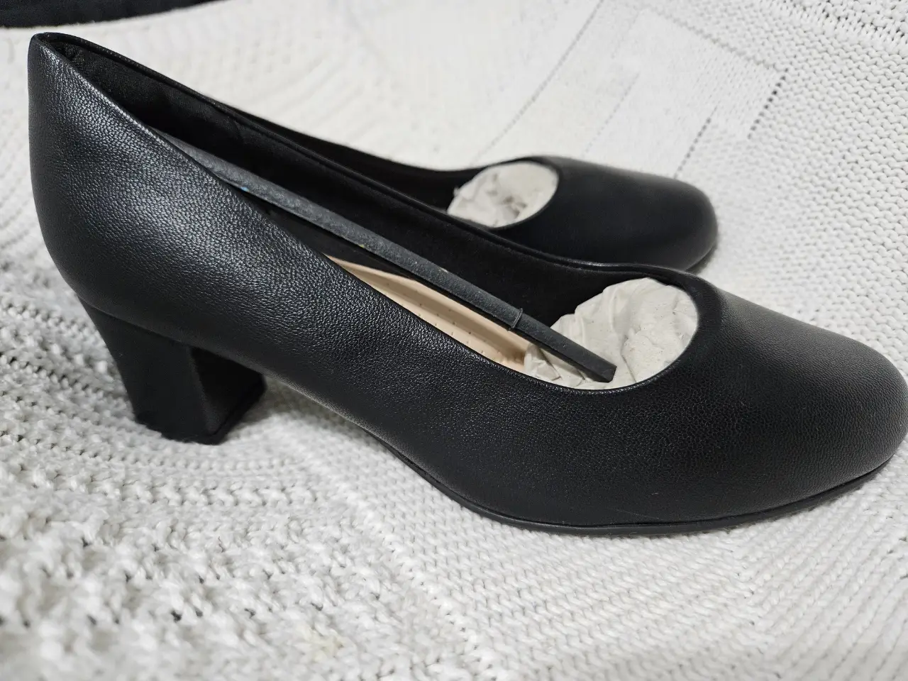 Zapatos de taco Piccadilly negros, ideales para eventos formales o para darle un toque elegante a tu look de trabajo. Diseño clásico y versátil.