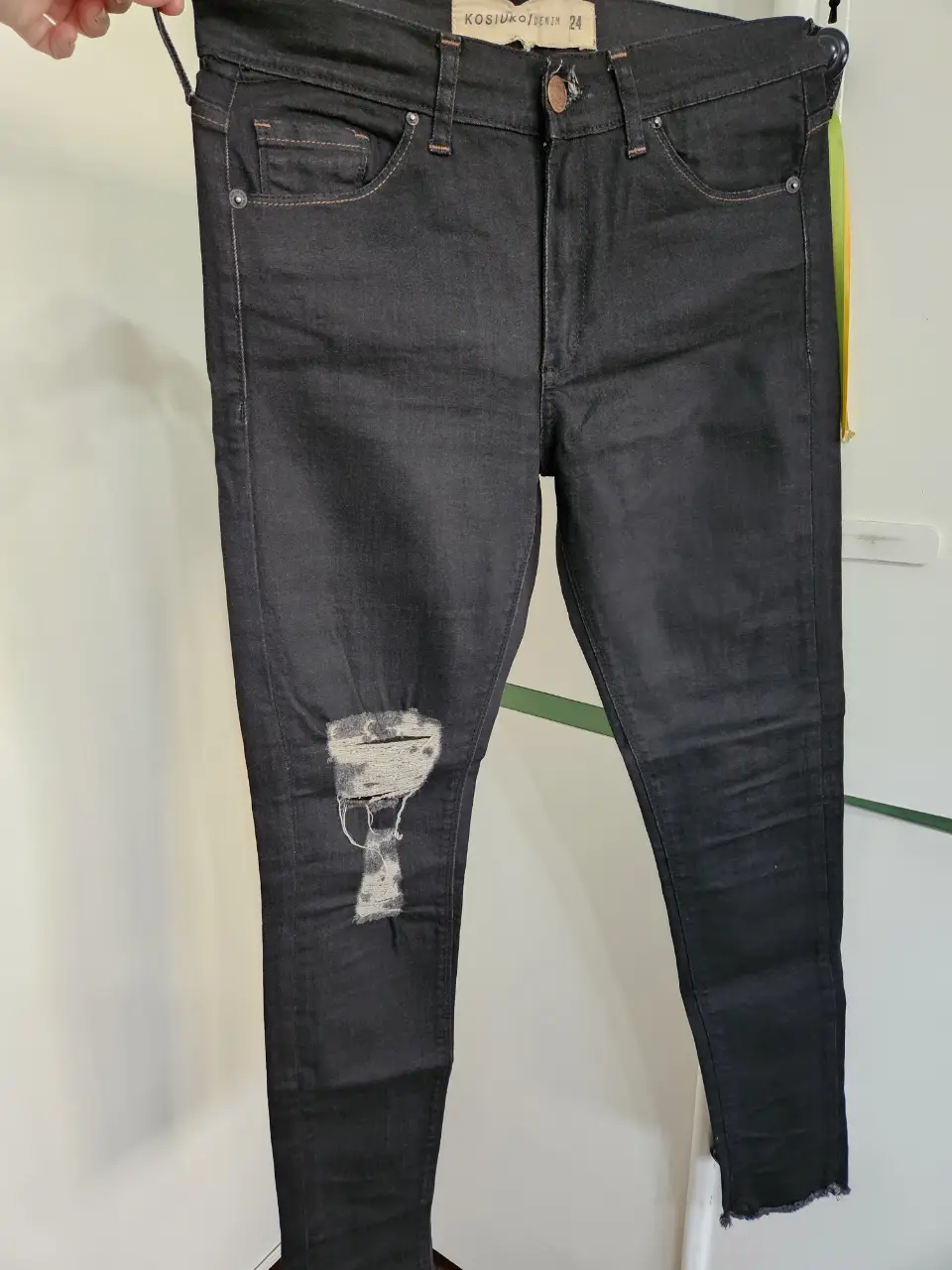 Jeans negro de mujer con roturas en la rodilla. Talle 24, de la marca Kosiuko Denim. Ideal para un look casual y moderno.