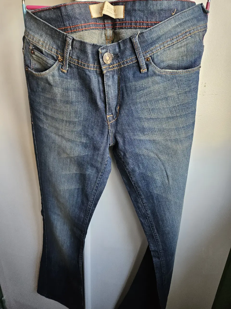 Jeans de mujer KSK Denim, tiro bajo, corte campana semi oxford. talle 26/40. Un clásico para tu guardarropa.