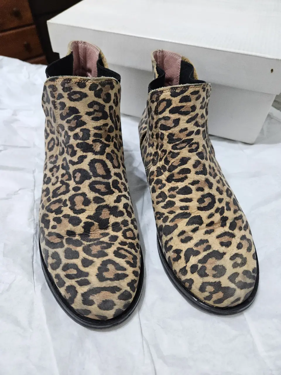 Botines de mujer con estampado de leopardo. Talle 35. Estilo casual y moderno, ideales para complementar cualquier outfit.