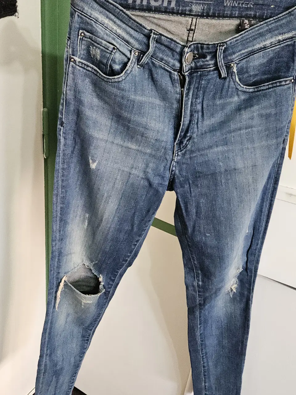 Jeans de mujer, tiro alto, skinny, con roturas en la rodilla. Talle 26/40. Ideal para un look casual y moderno.