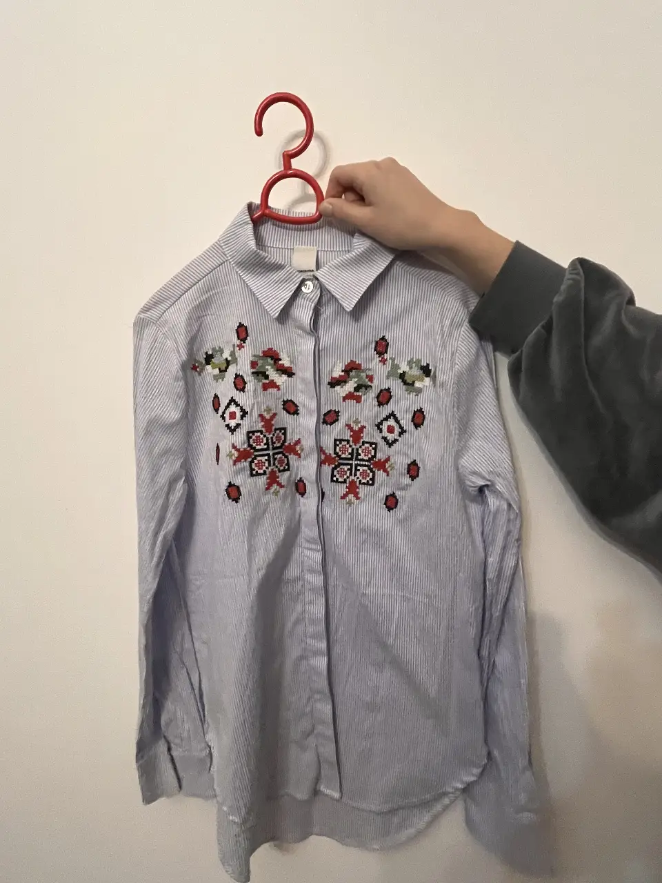 Camisa a rayas celeste y blanca con bordado en el frente. Ideal para un look casual y fresco. Algodón puro. Marca Joaquina. Importada