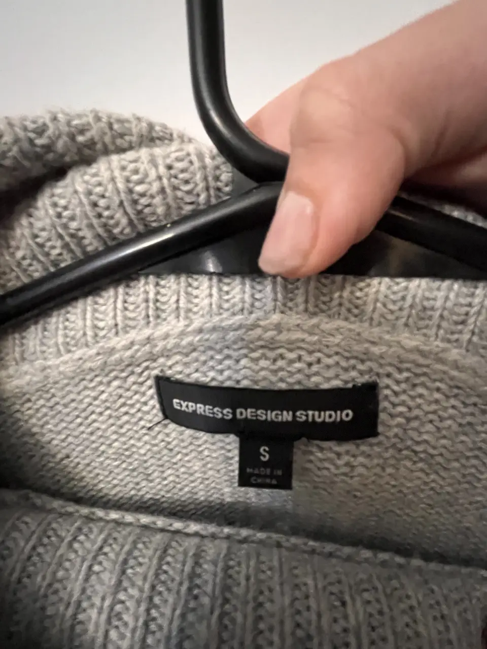 Sweater de cuello alto de diseño Express Design Studio, color gris. Ideal para un look casual y abrigado. Lana Merino extra suave.
