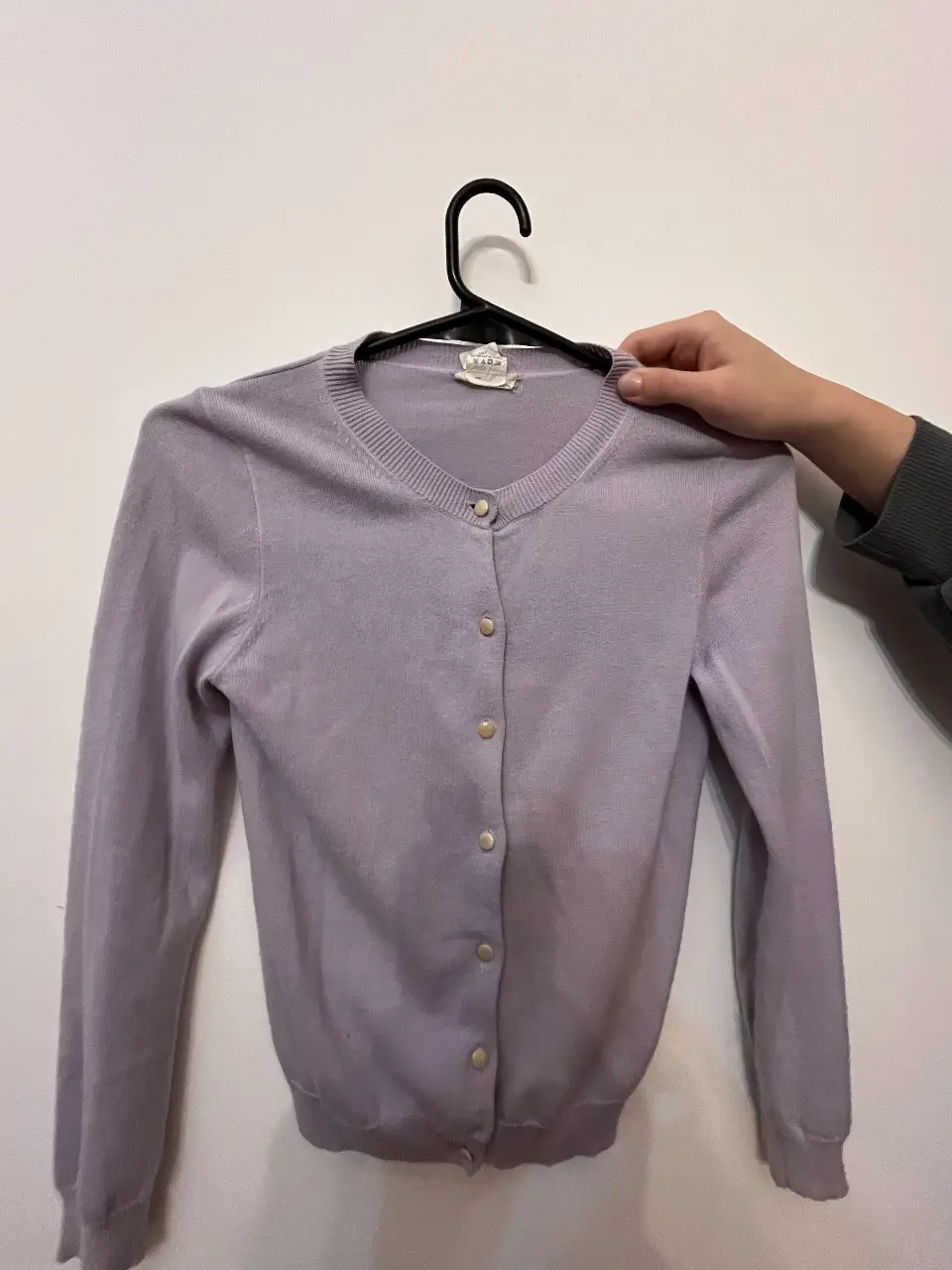 Cardigan de hilo, niña, en color lila, con botones y mangas largas. Ideal para un look casual y cómodo. Crew cuts