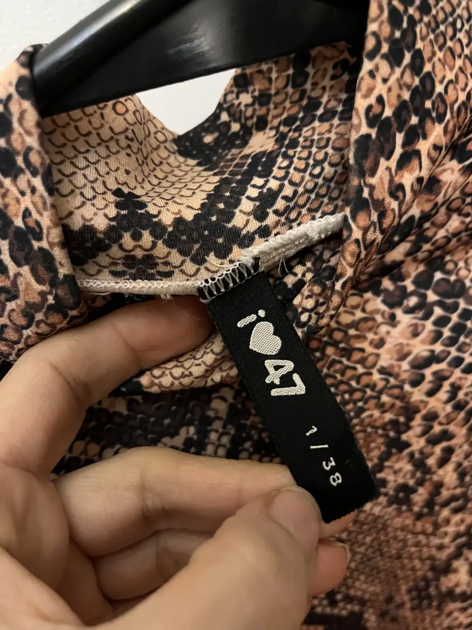 Remera manga corta con cuello alto y estampado de serpiente. Ideal para un look moderno y audaz.