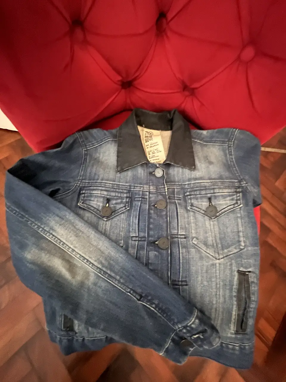 Campera de jean azul De la Ostia jeans, con cuello negro y detalles de bolsillos. Talle 38.