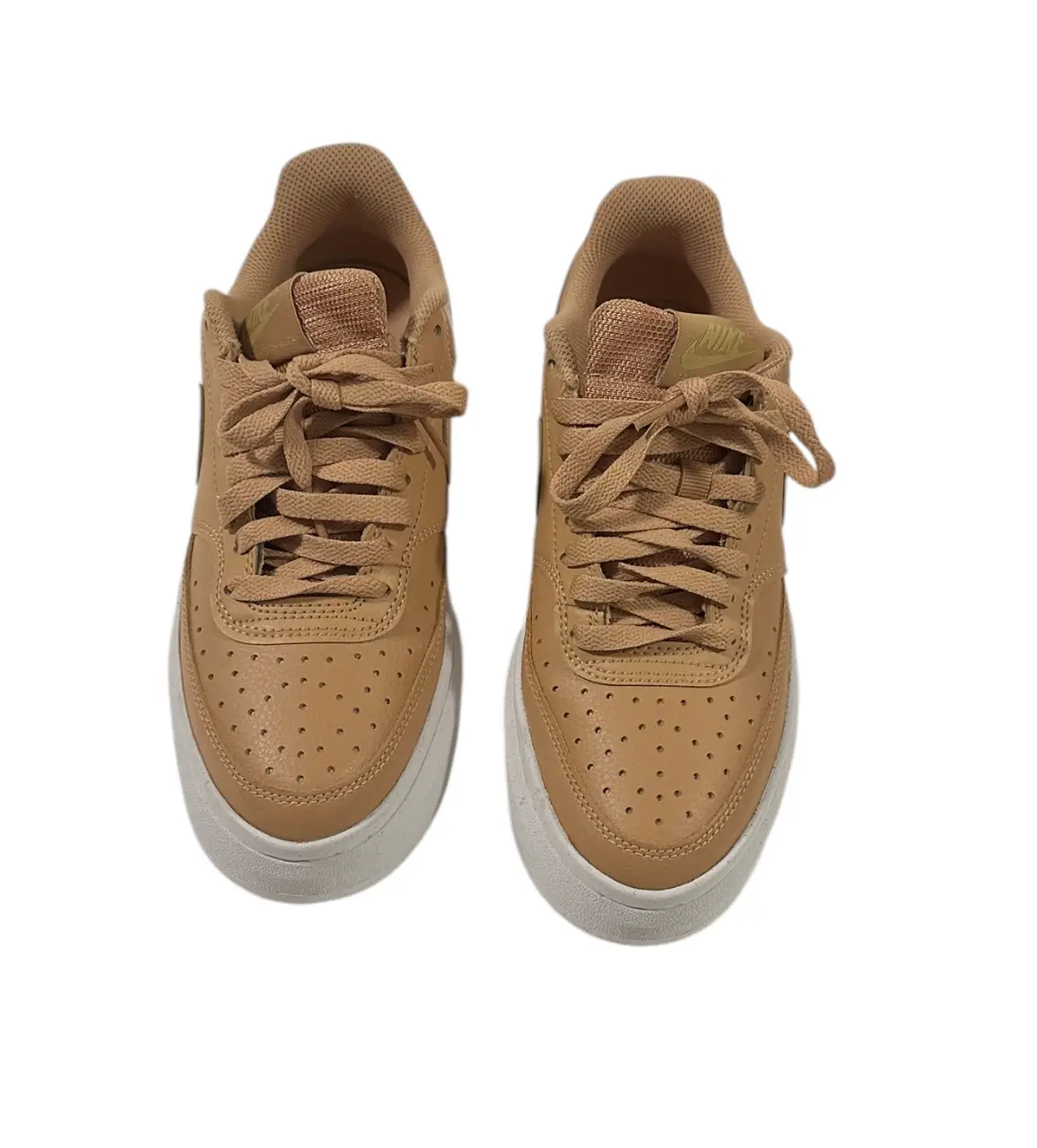 Zapatillas Nike Court Vision, color marrón claro con suela blanca. Diseño clásico y versátil, ideales para un look casual y cómodo.