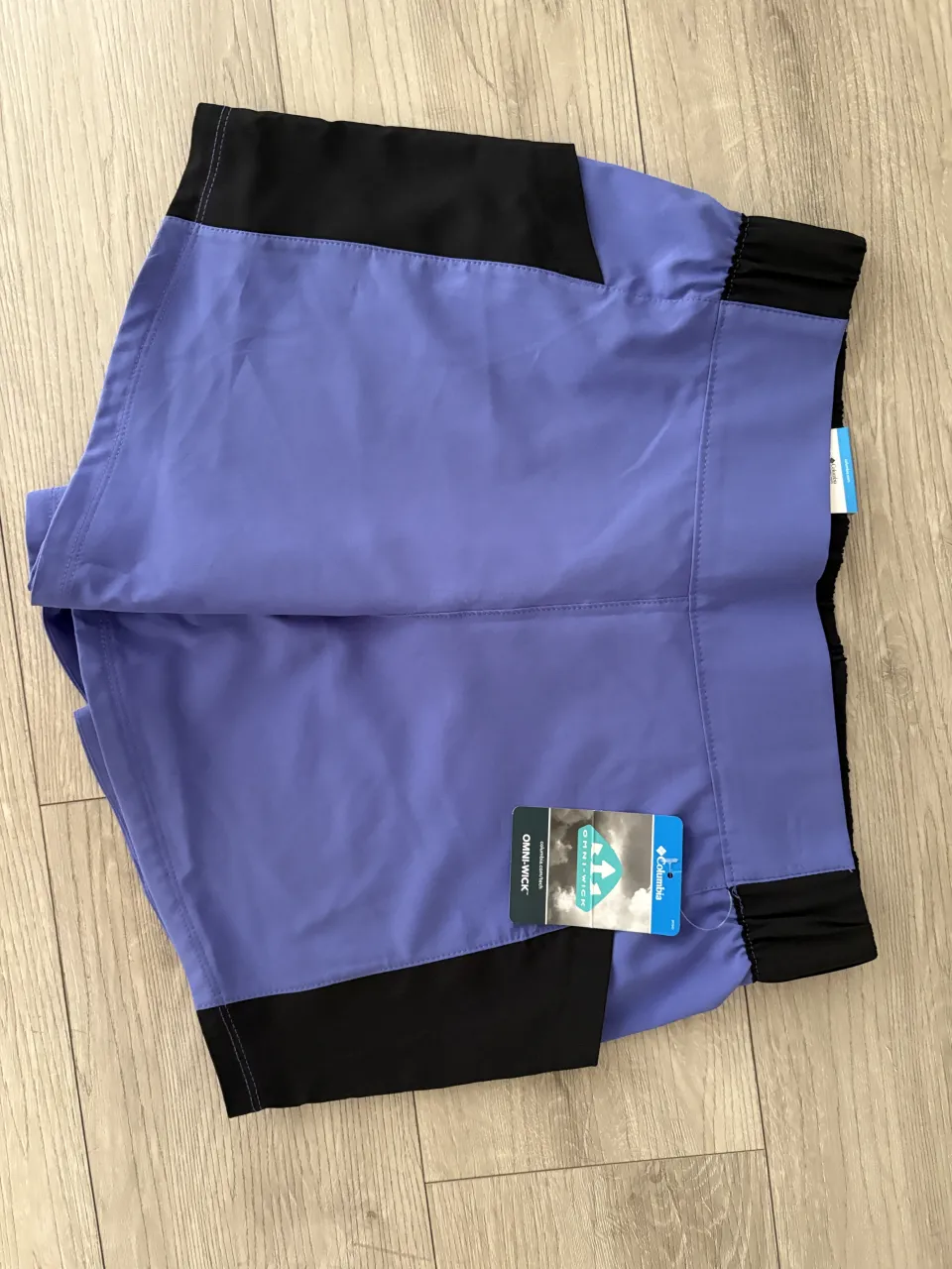 Shorts deportivos de color lila con detalles en negro. Ideales para entrenar o para un look casual y cómodo. Con bolsillos en los laterales.