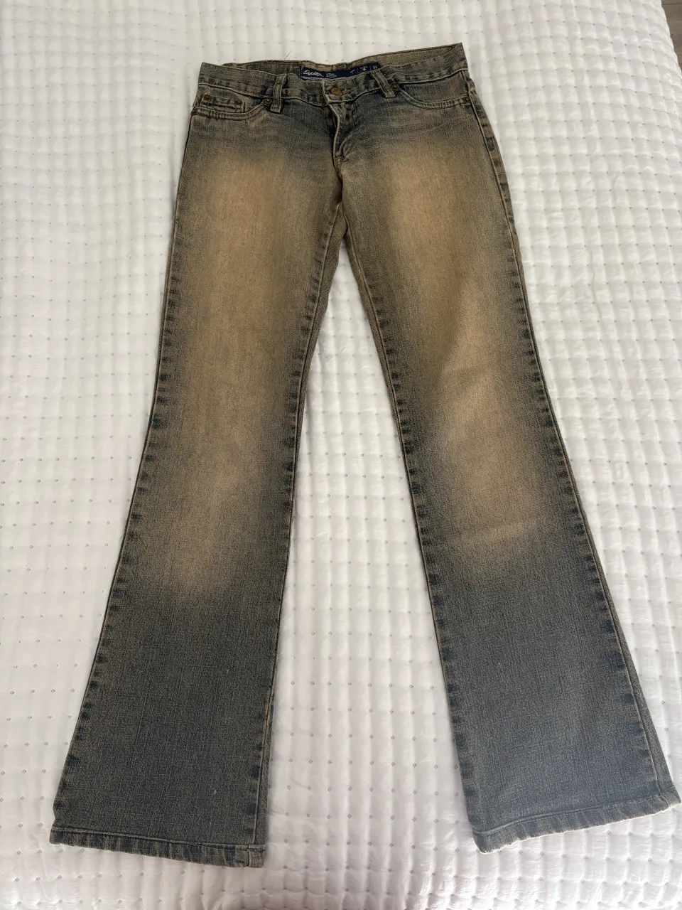 Jeans de corte oxford SUPER tiro bajo estilo los 2000’s  con efecto desgastado y teñido en degradé. Presentan bolsillos delanteros y traseros.Con un muy buen calze en la zona de glúteos.