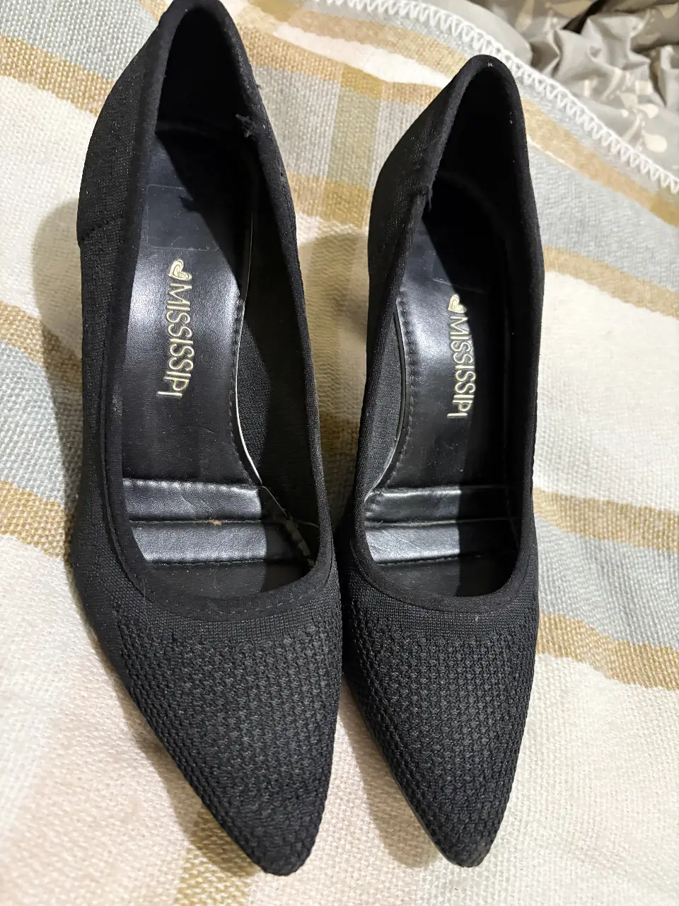 Elegantes zapatos de tacón negros de la marca MISSISSIPI, ideales para eventos formales o salidas nocturnas. Diseño clásico y sofisticado.