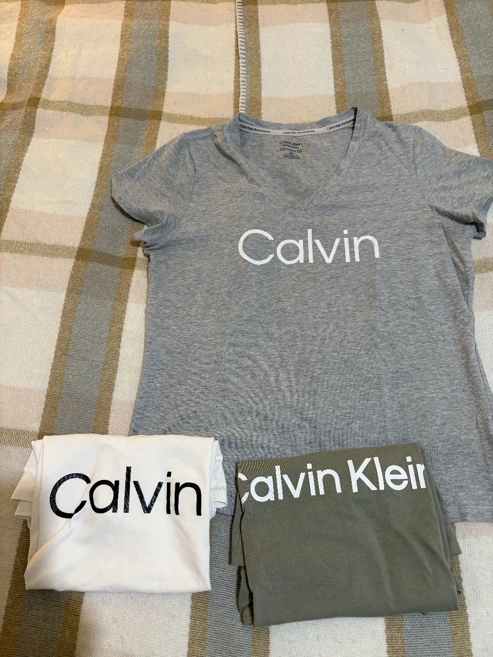 Remeras Calvin Klein de algodón, manga corta, con el logo de la marca estampado en el frente. Ideal para un look casual y deportivo.
