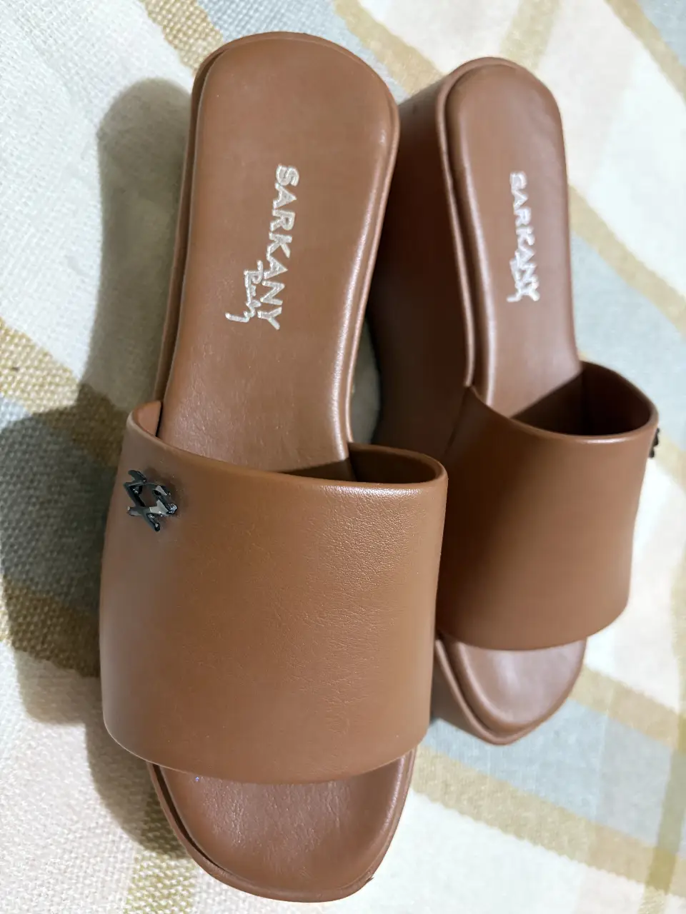 Sandalias de mujer color marrón, con diseño de plataforma y detalle de hebilla. Ideales para un look casual y cómodo.