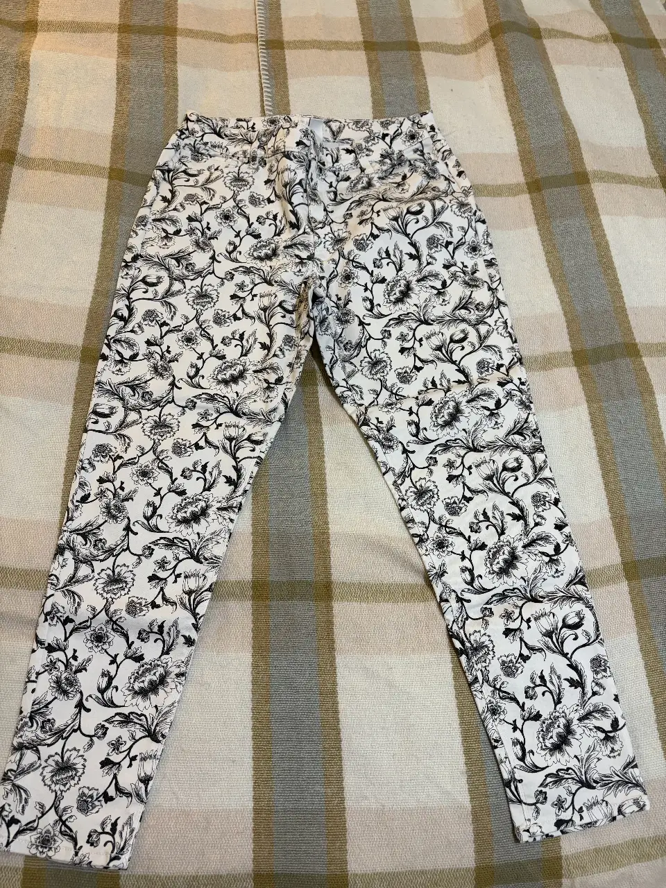 Pantalón sastrero de mujer con estampado floral en blanco y negro. Corte recto y elegante, ideal para un look sofisticado y moderno.