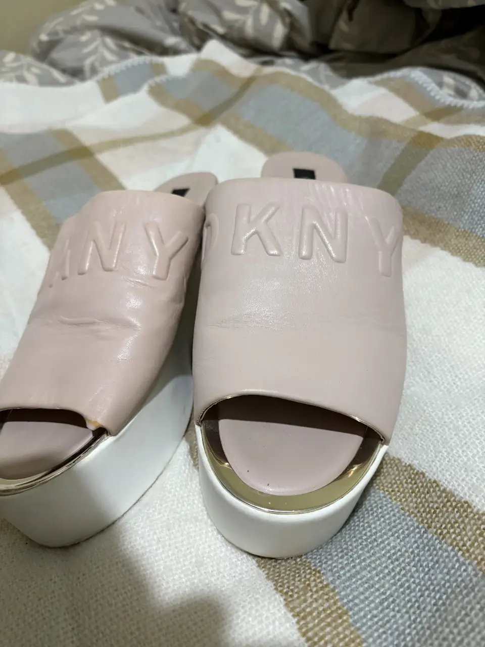 Sandalias de plataforma DKNY color rosa con detalles dorados. Ideales para un look moderno y cómodo.