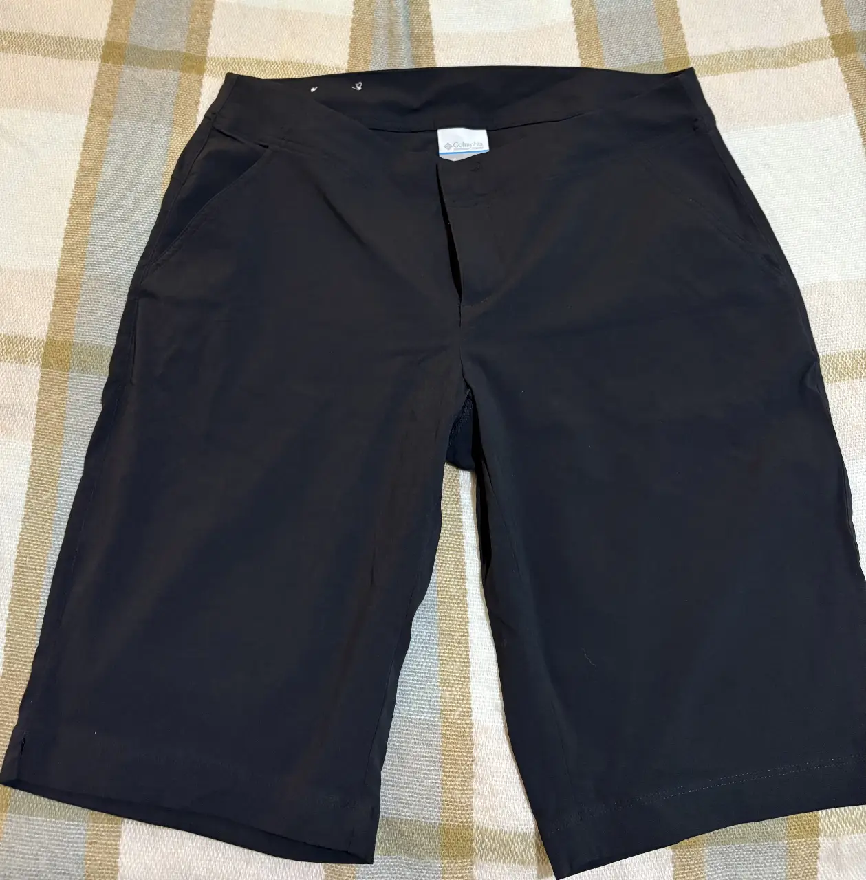 Short deportivo negro de hombre, ideal para actividades al aire libre. Confeccionado con materiales resistentes y diseño funcional.
