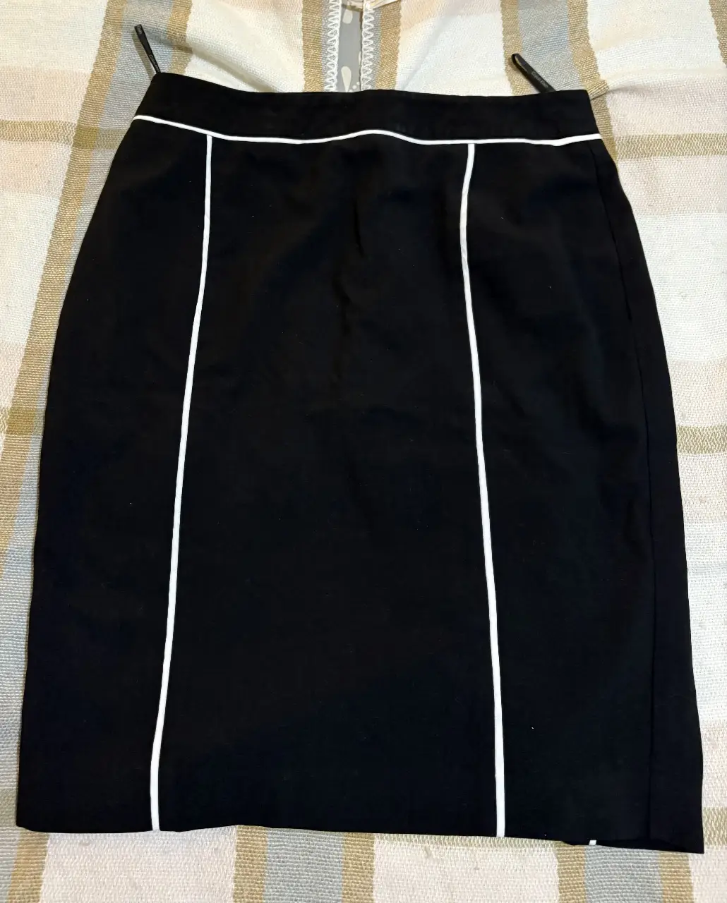 Pollera sastrera negra con detalles blancos. Ideal para un look elegante y sofisticado.