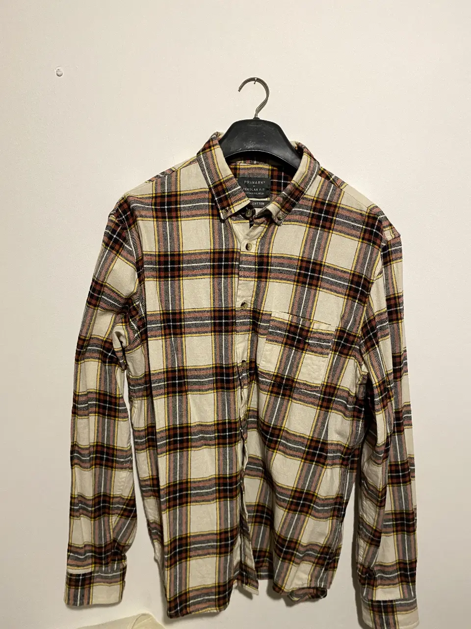 Camisa a cuadros de hombre, de la marca Primark, con un diseño clásico y atemporal. Ideal para un look casual y cómodo.