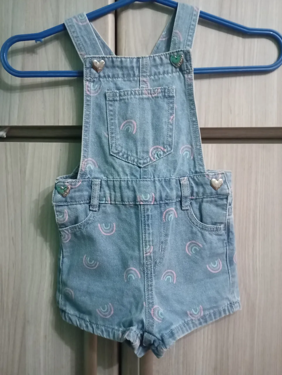 ¡Mono de jean súper tierno para niñas! Con un adorable estampado de arcoíris en tonos pastel, es perfecto para el día a día. Tiene tiradores ajustables y bolsillos prácticos. ¡Ideal para que jueguen y se diviertan con mucho estilo!