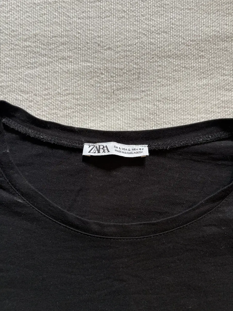 Remera negra de manga corta, cuello redondo, ideal para un look casual y versátil. Perfecta para combinar con jeans o pantalones de vestir.